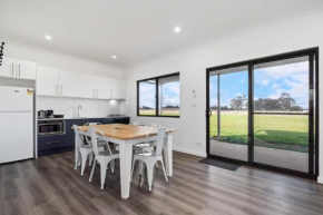 Glenowrie Cottage - 2 King Beds - Close to Cadia